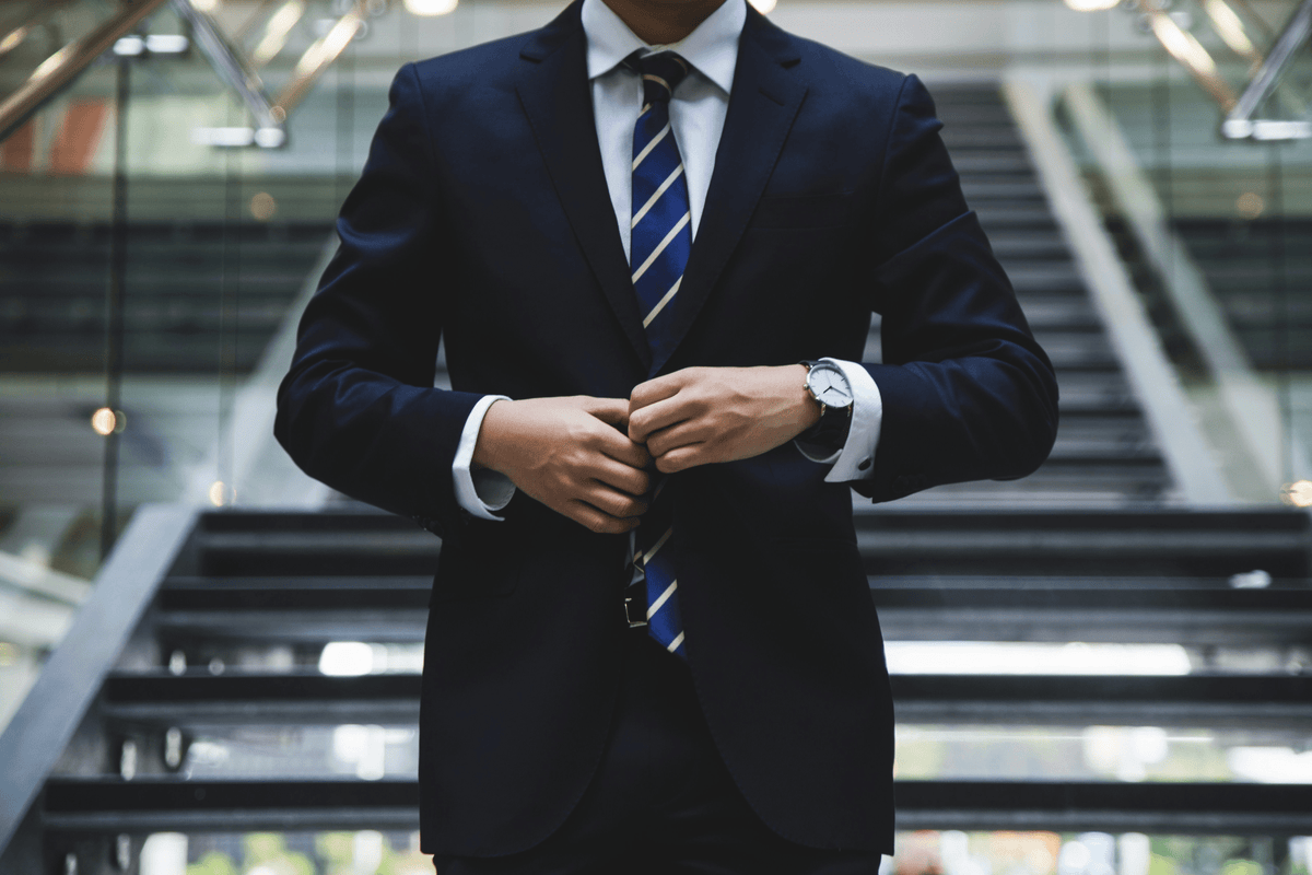 Comment laver un costume homme : méthodes et conseils - IZAC