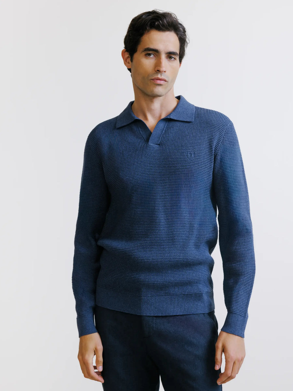 Pull à col polo ouvert à jeux de points indigo - IZAC