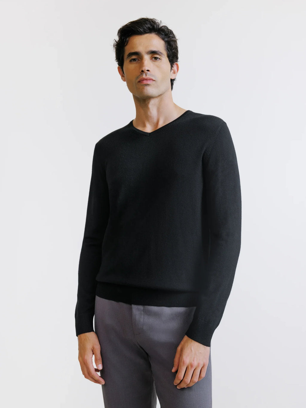 Pull col V en laine mérinos noir - IZAC