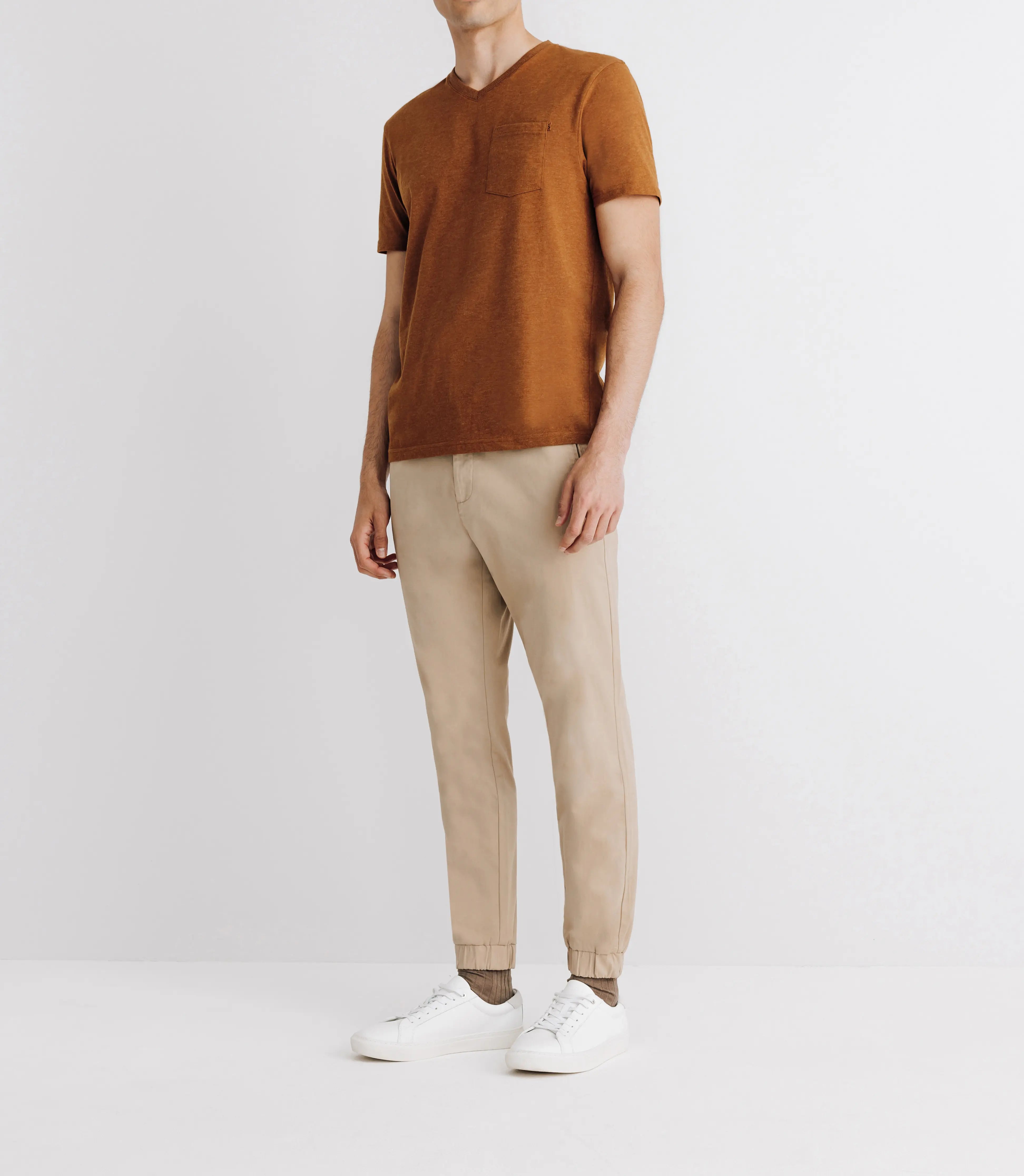 T-shirt col V avec poche camel - IZAC