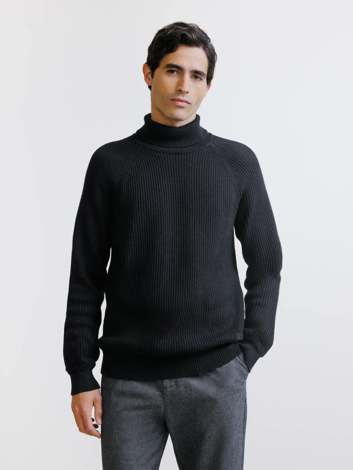 Pull col roulé en maille côtelée noir - IZAC
