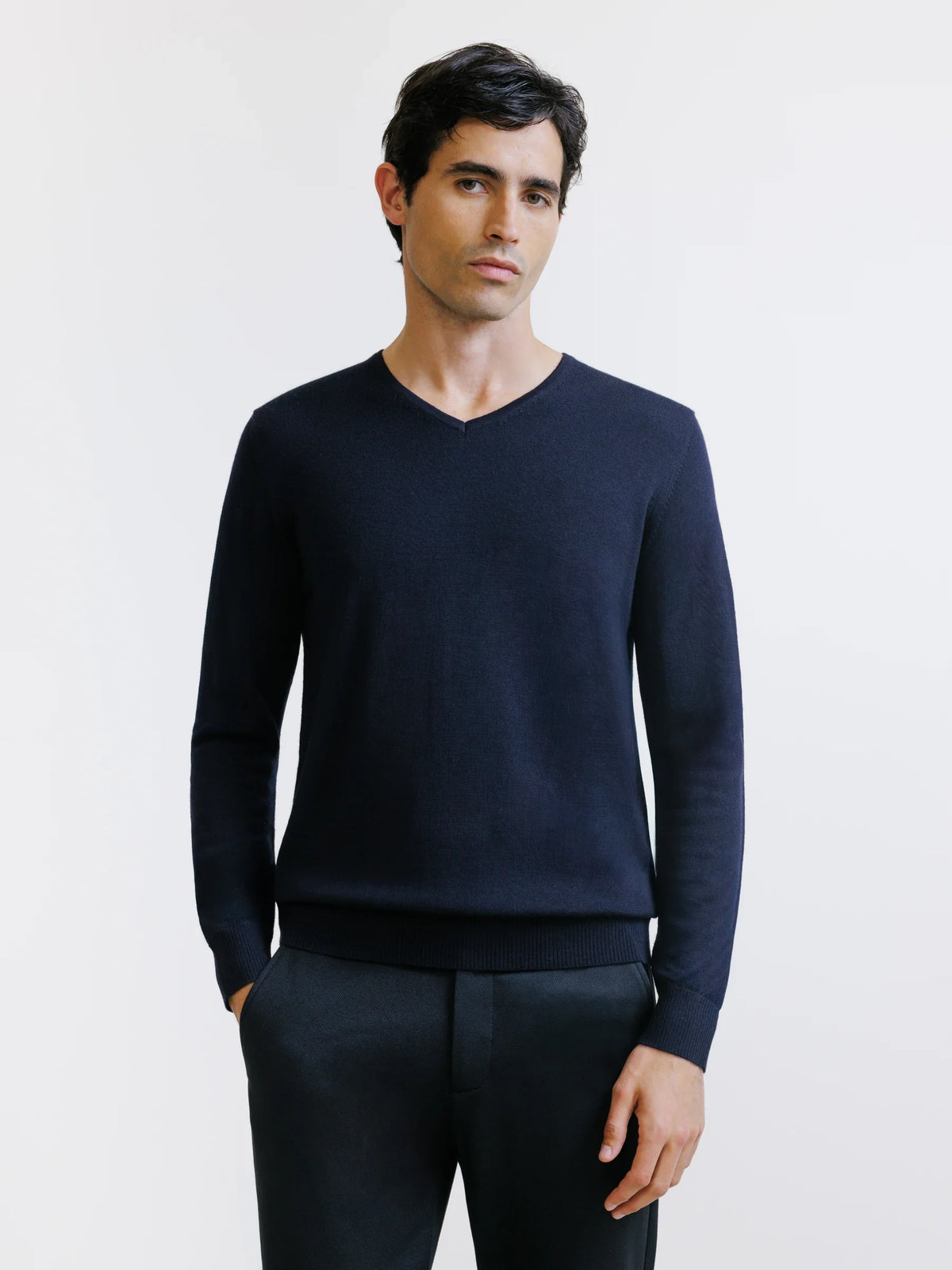 Pull col V en laine mérinos marine - IZAC