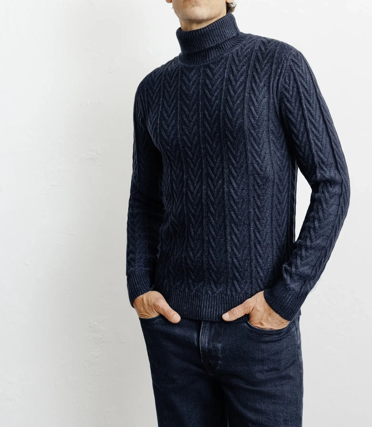 Pull col roulé torsadé marine - IZAC