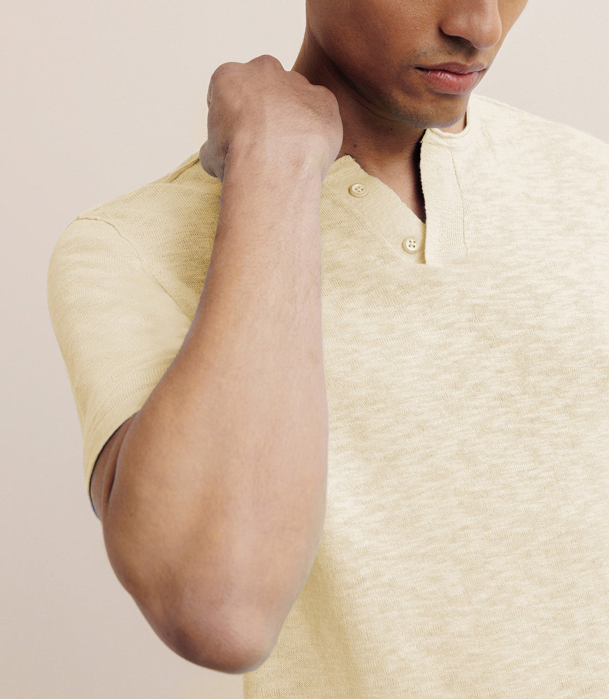 T-shirt en lin boutonné jaune - IZAC