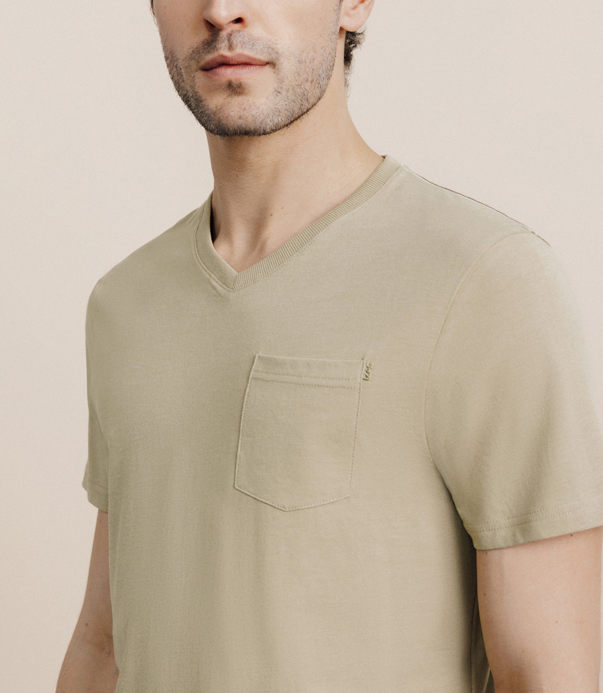 T-shirt col V avec poche kaki - IZAC