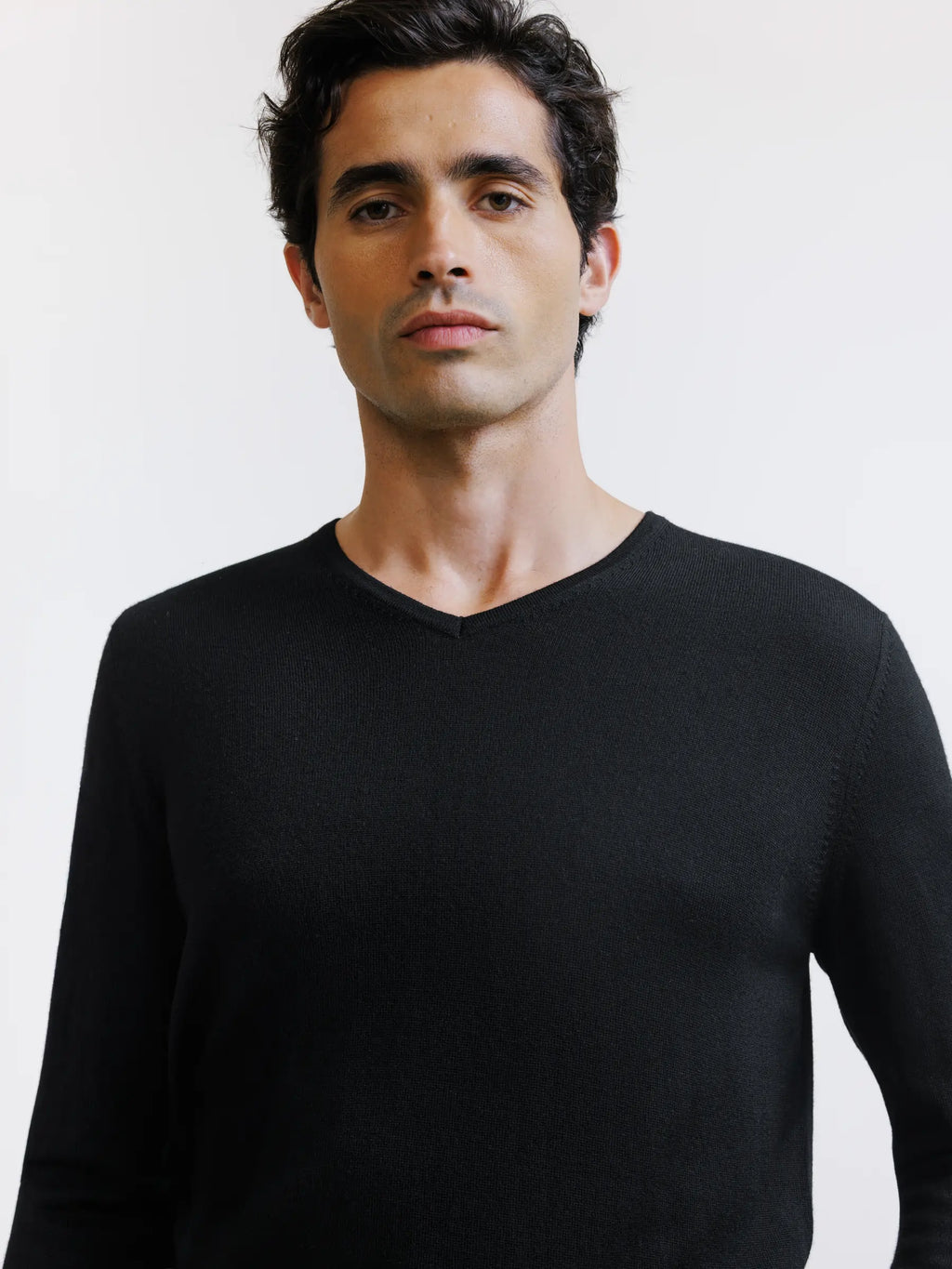 Pull col V en laine mérinos noir - IZAC
