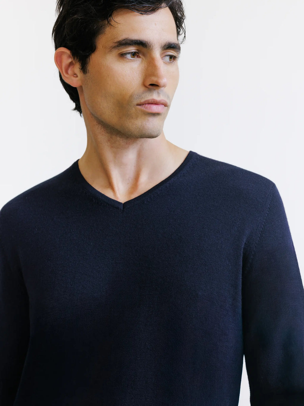 Pull col V en laine mérinos marine - IZAC