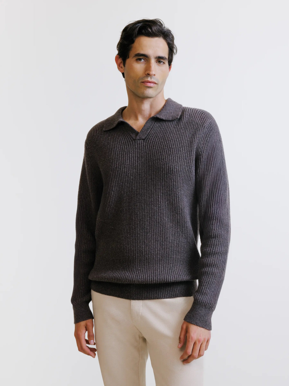 Pull à col polo ouvert en maille côtelée marron - IZAC