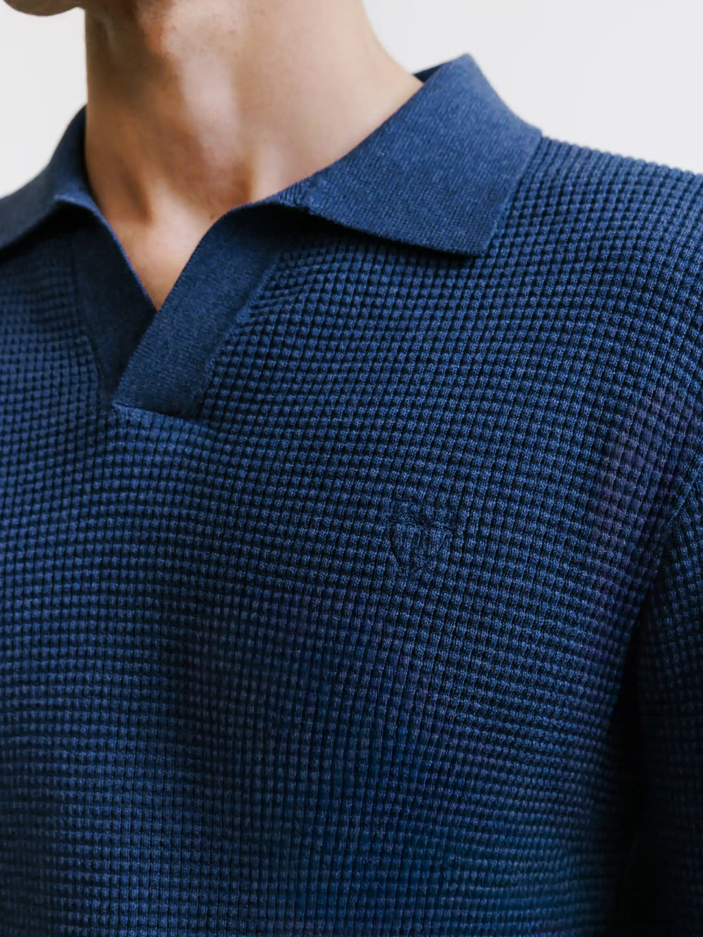 Pull à col polo ouvert à jeux de points indigo - IZAC