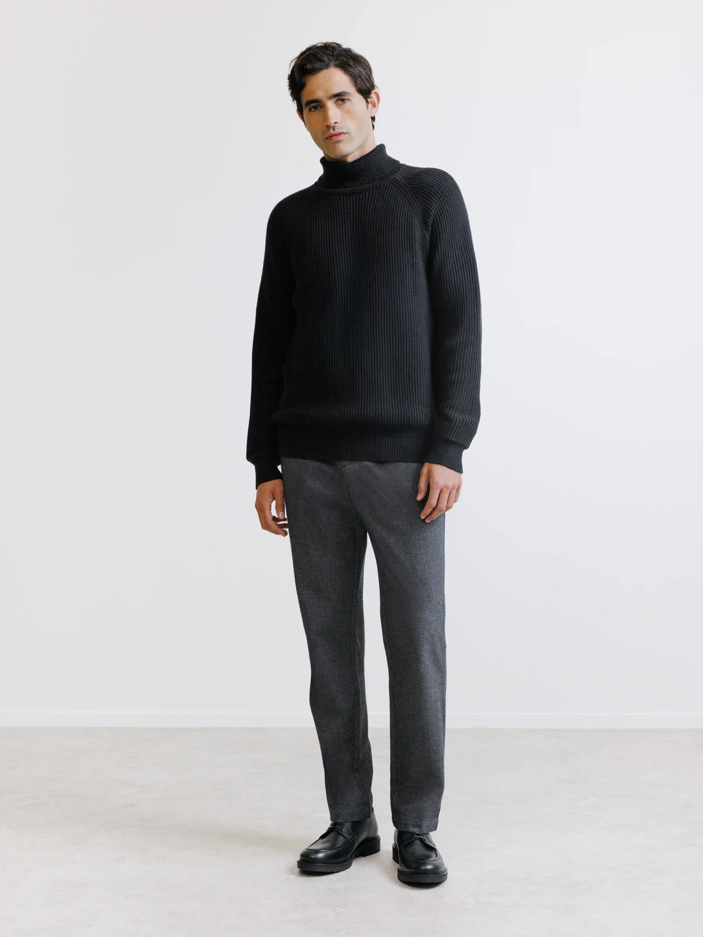 Pull col roulé en maille côtelée noir - IZAC