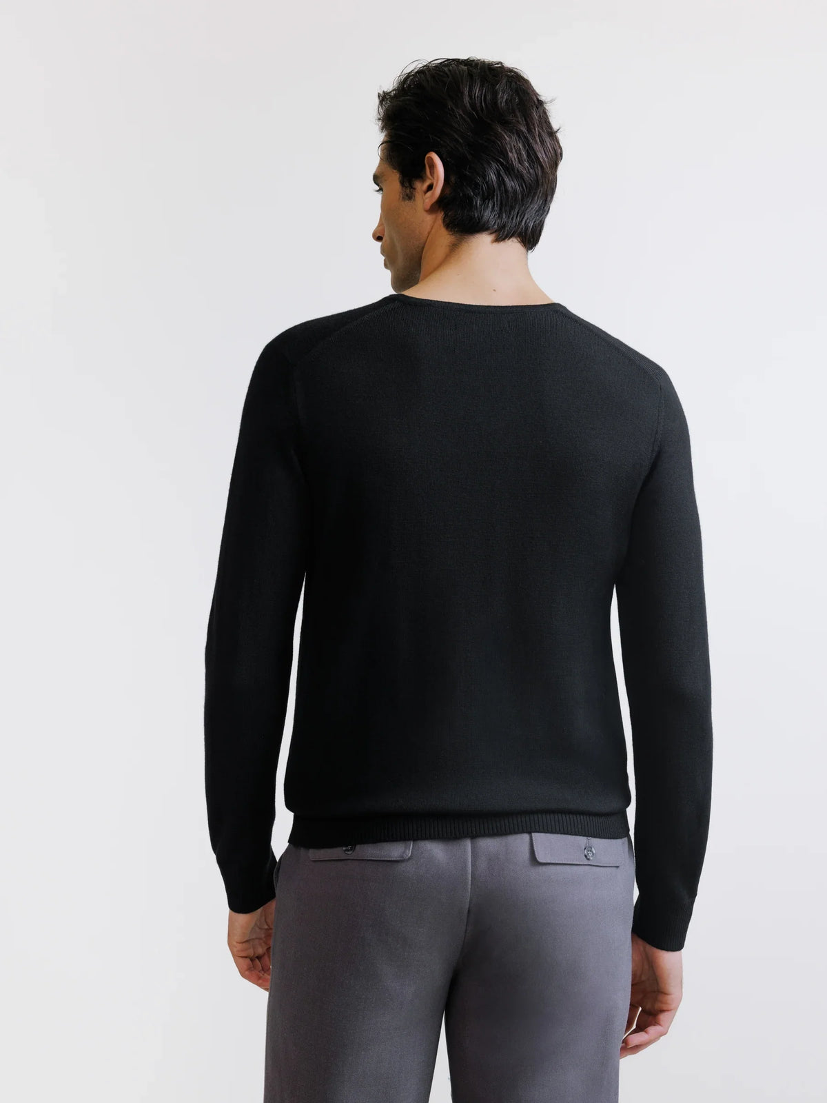 Pull col V en laine mérinos noir - IZAC