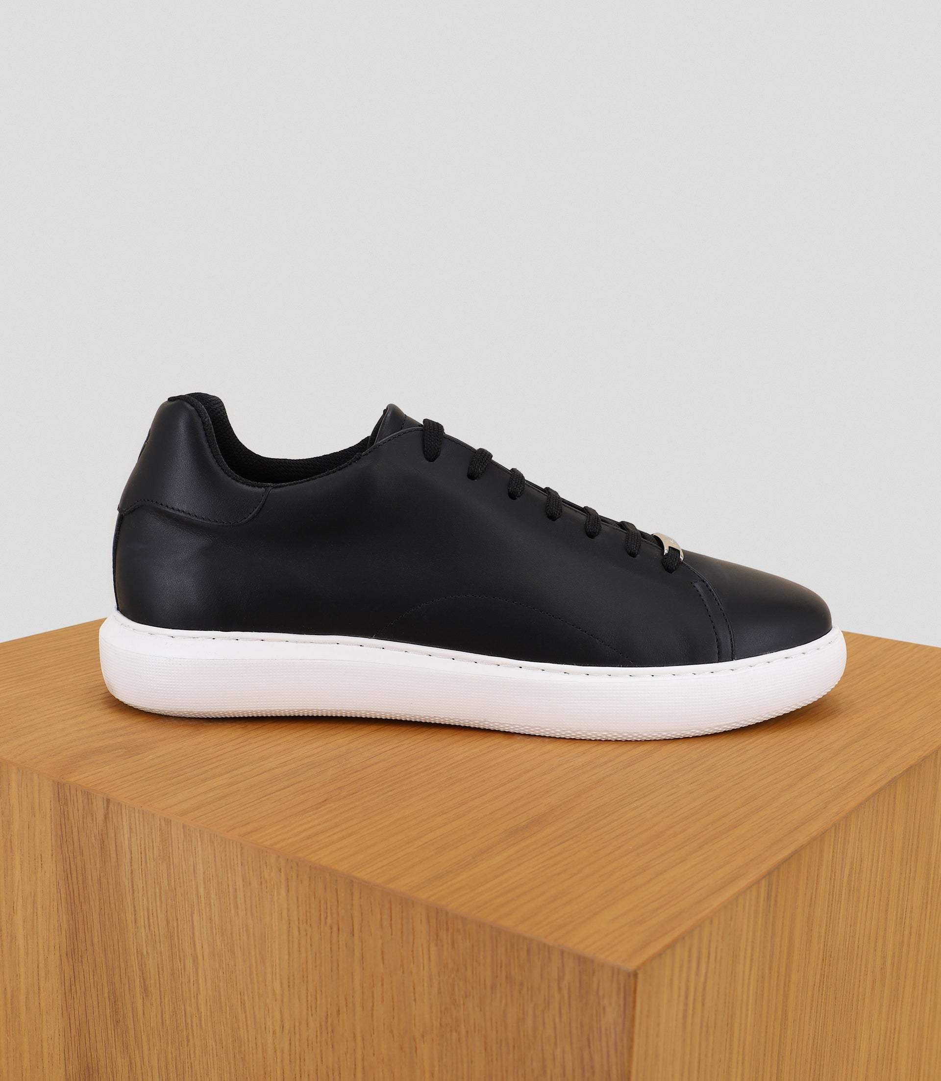 Chaussures sneakers en cuir noir - IZAC