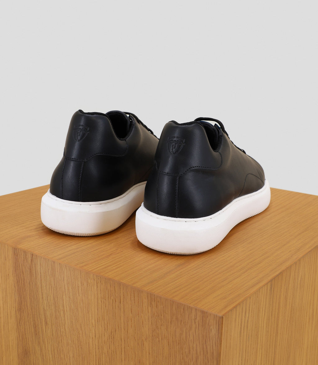 Chaussures sneakers en cuir noir - IZAC