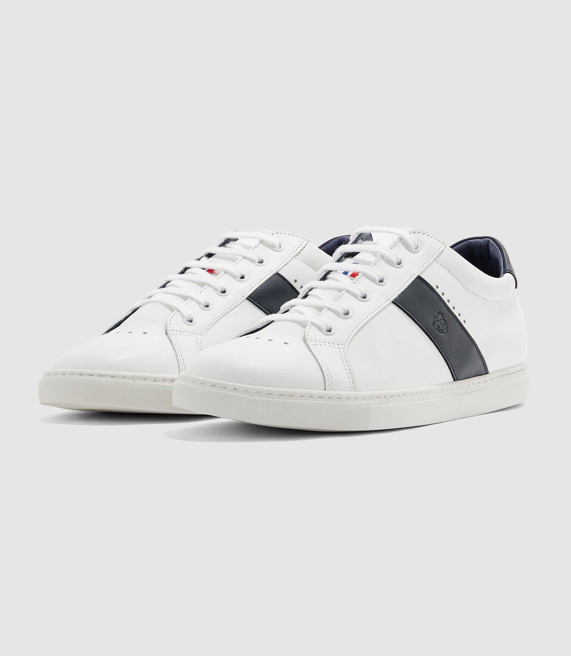 Sneakers en cuir blanche et marine "Eva" - IZAC