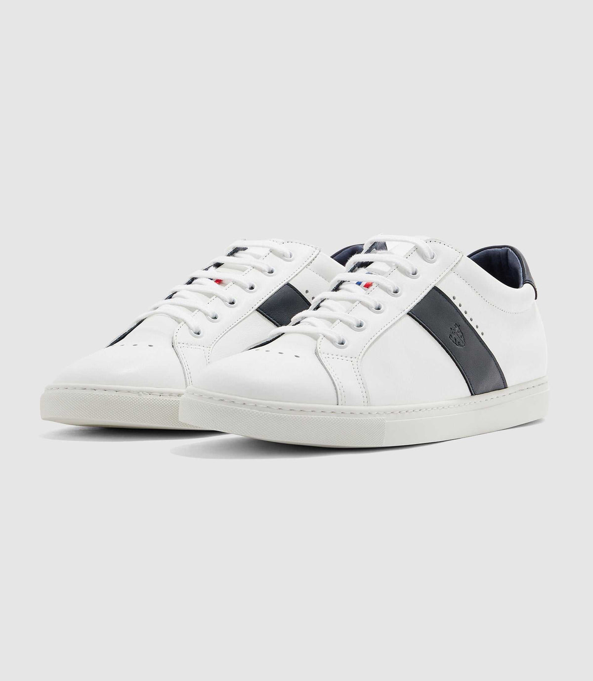 Sneakers en cuir blanche et marine "Eva" - IZAC