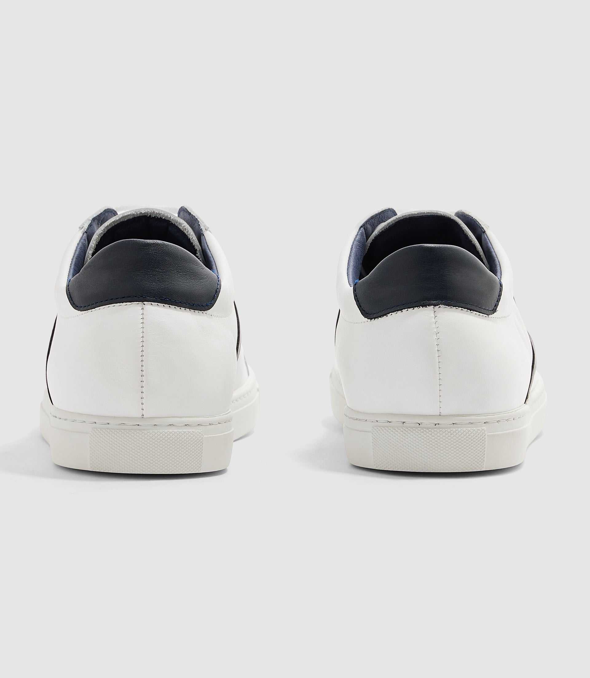 Sneakers en cuir blanche et marine "Eva" - IZAC