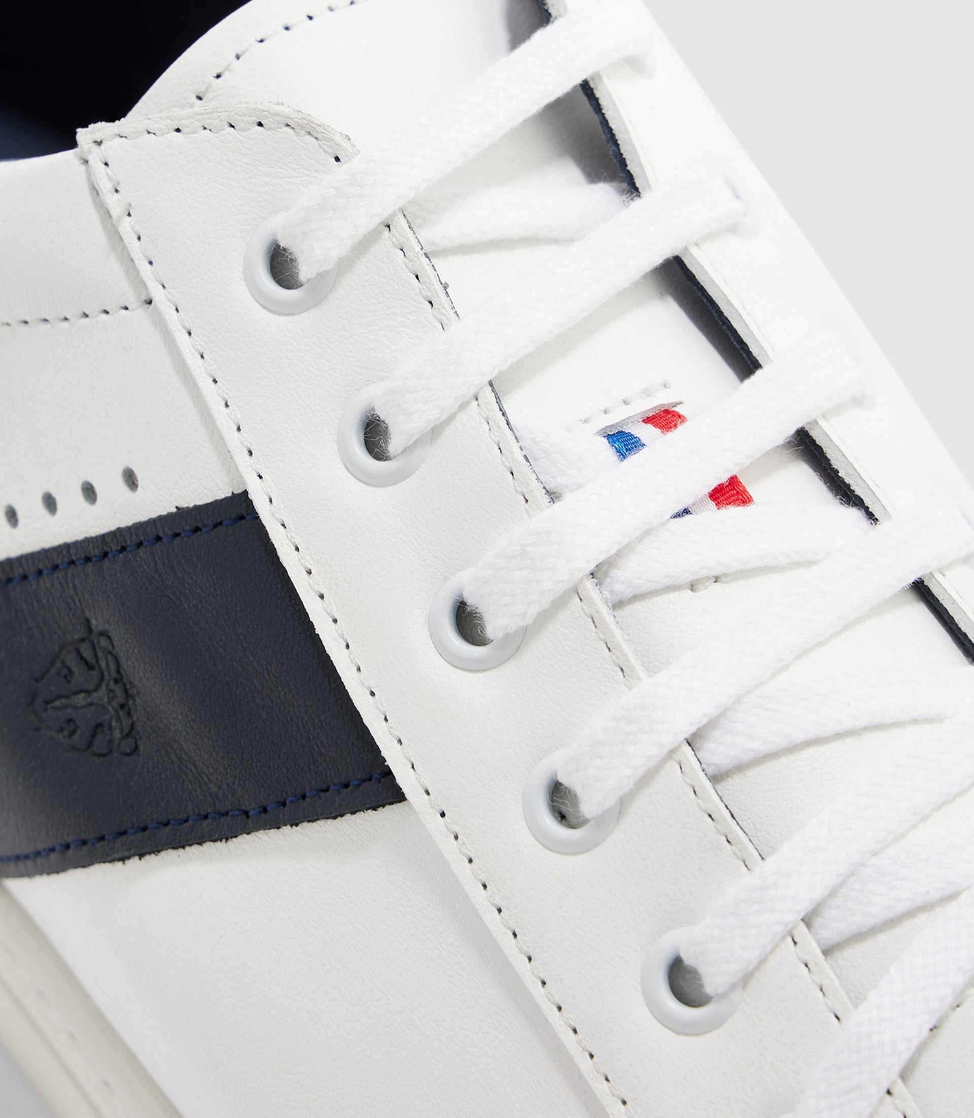Sneakers en cuir blanche et marine "Eva" - IZAC