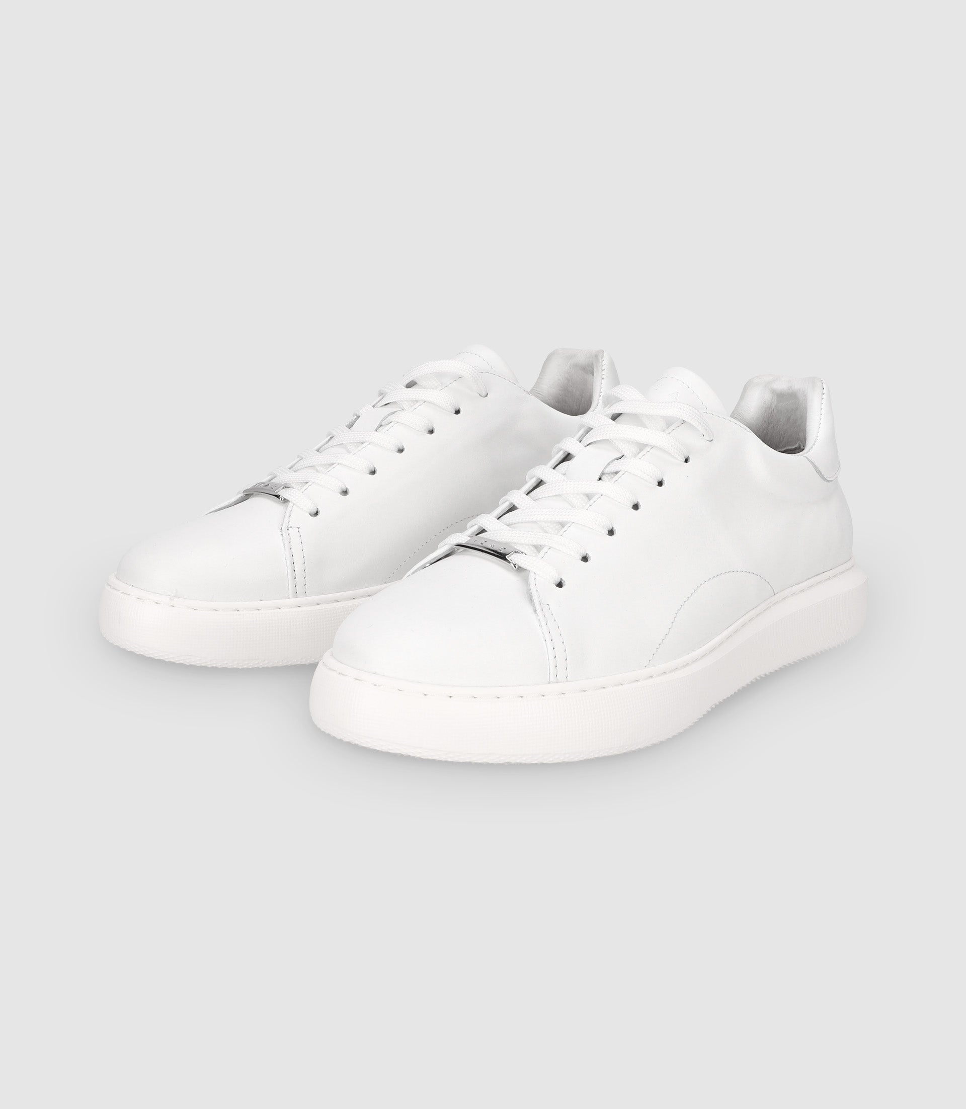 Chaussures sneakers à lacets en cuir blanches - IZAC