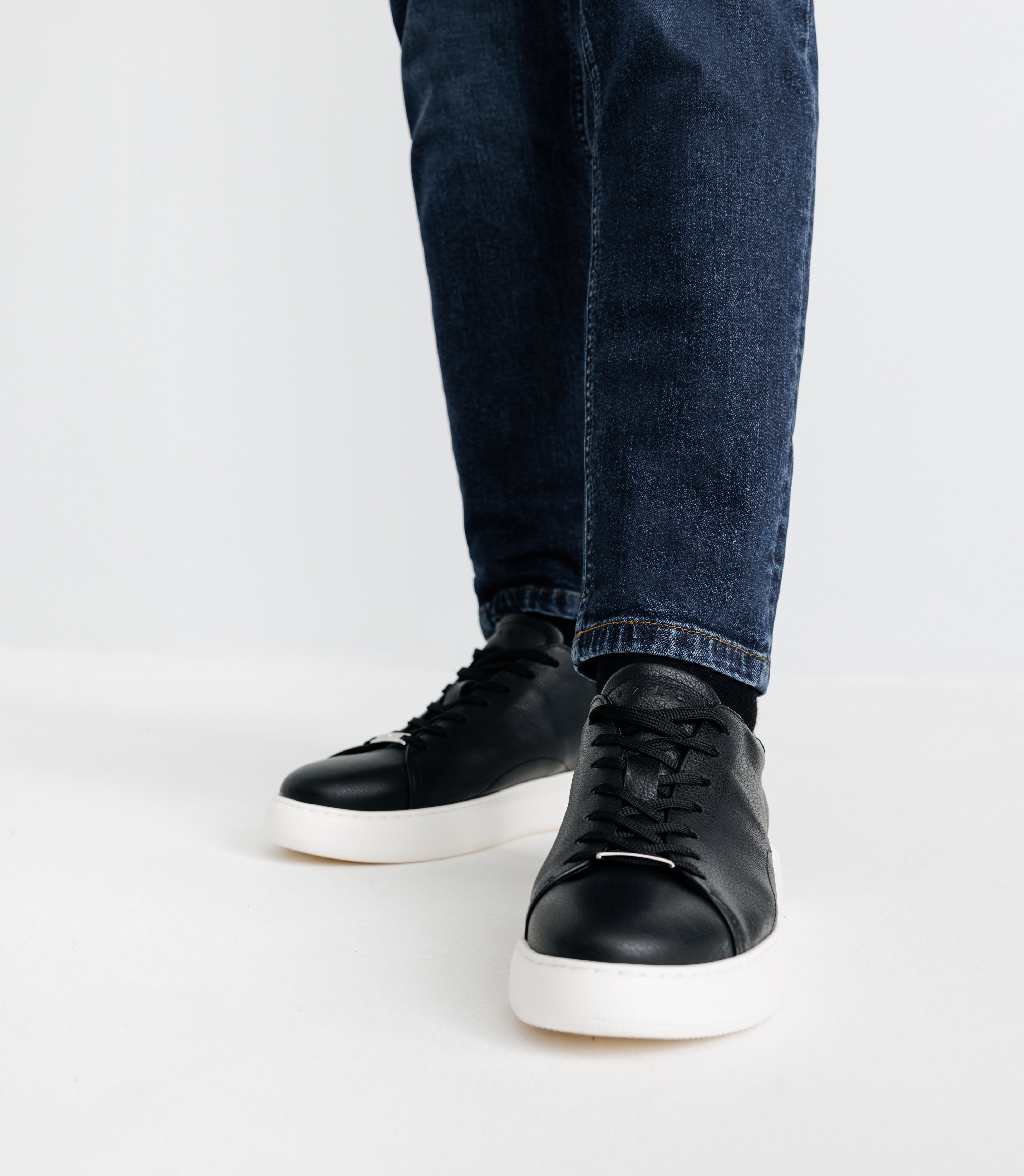 Chaussures sneakers à lacets en cuir noires - IZAC