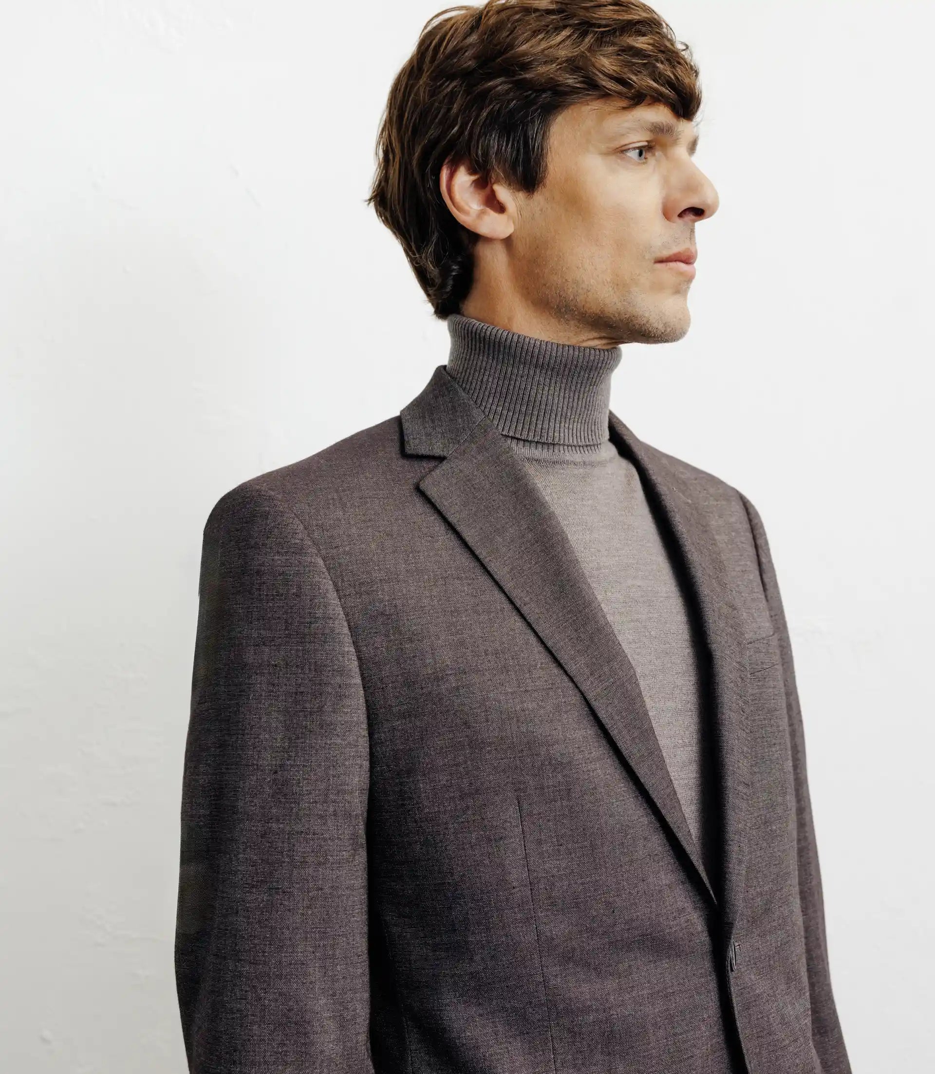 Costume avec boutons marron