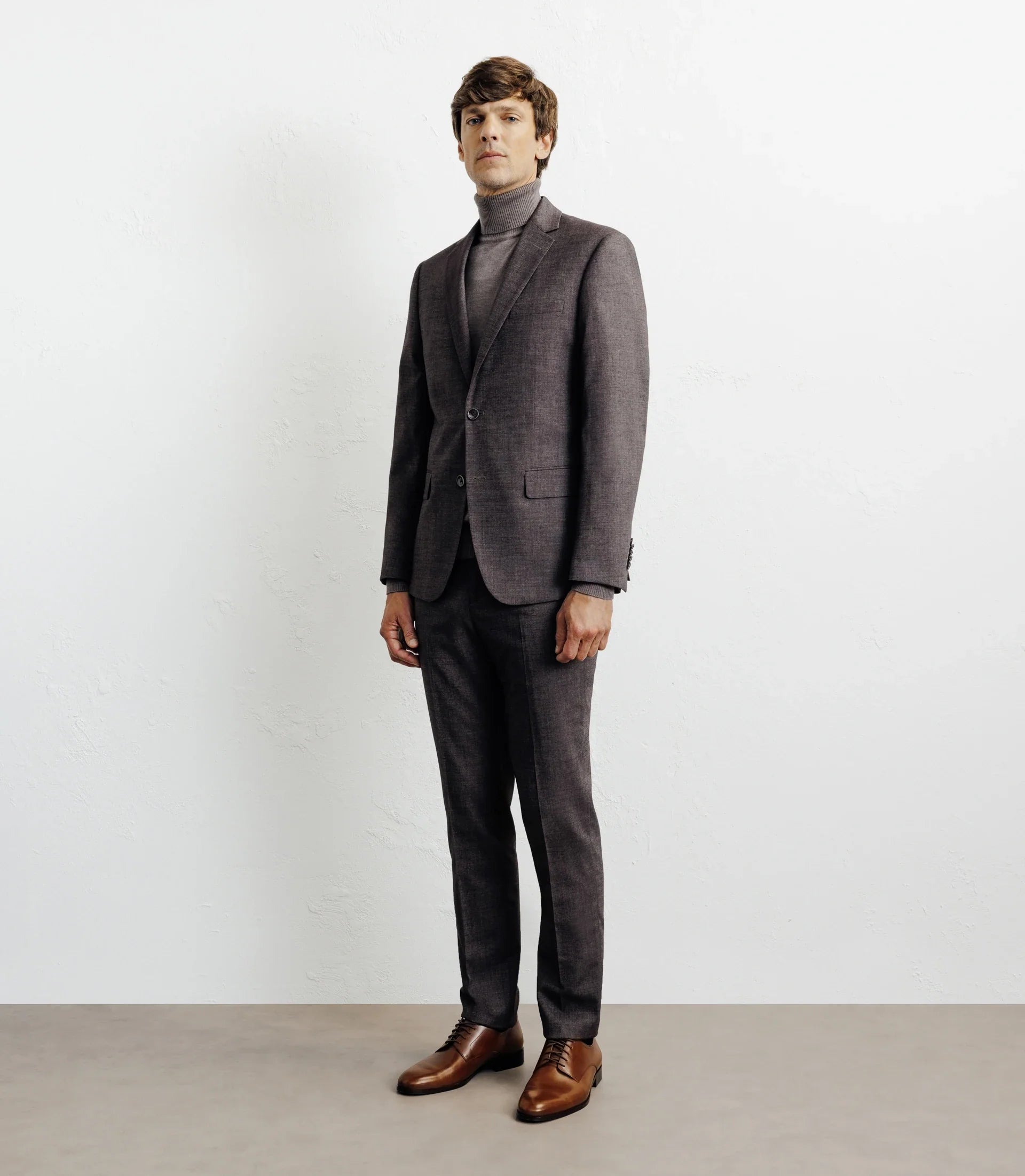 Costume avec boutons marron