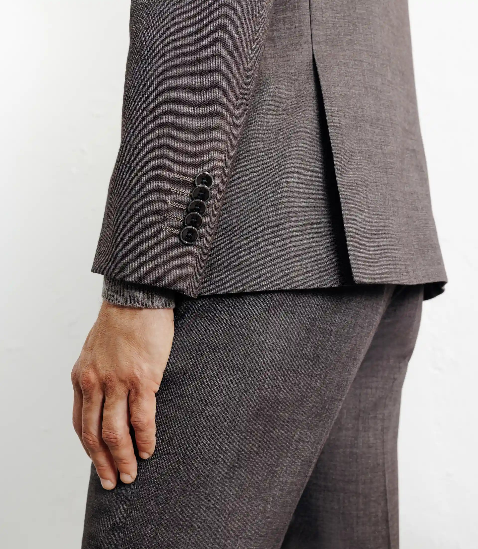 Costume avec boutons marron