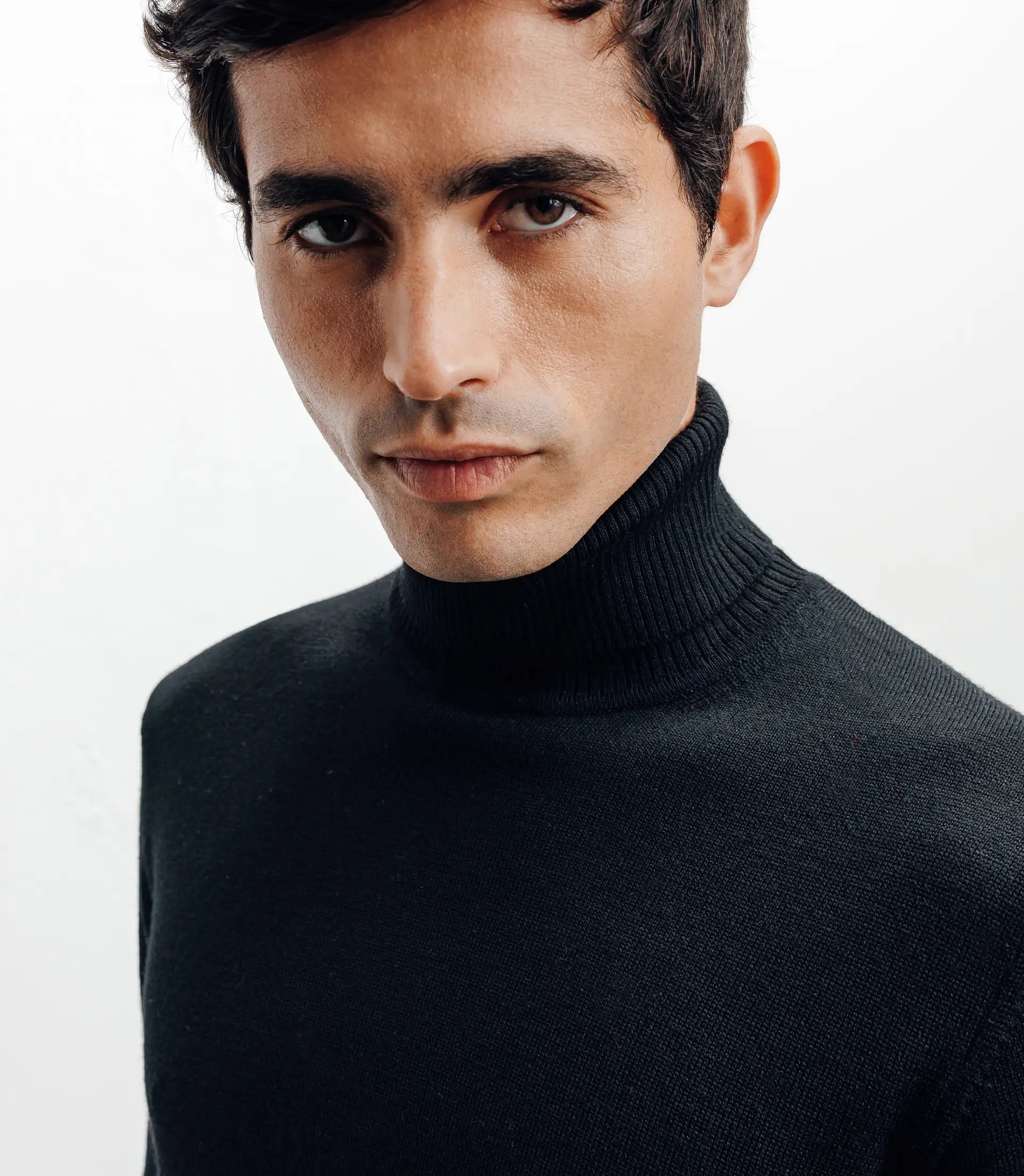 Pull col roulé en mérinos noir - IZAC