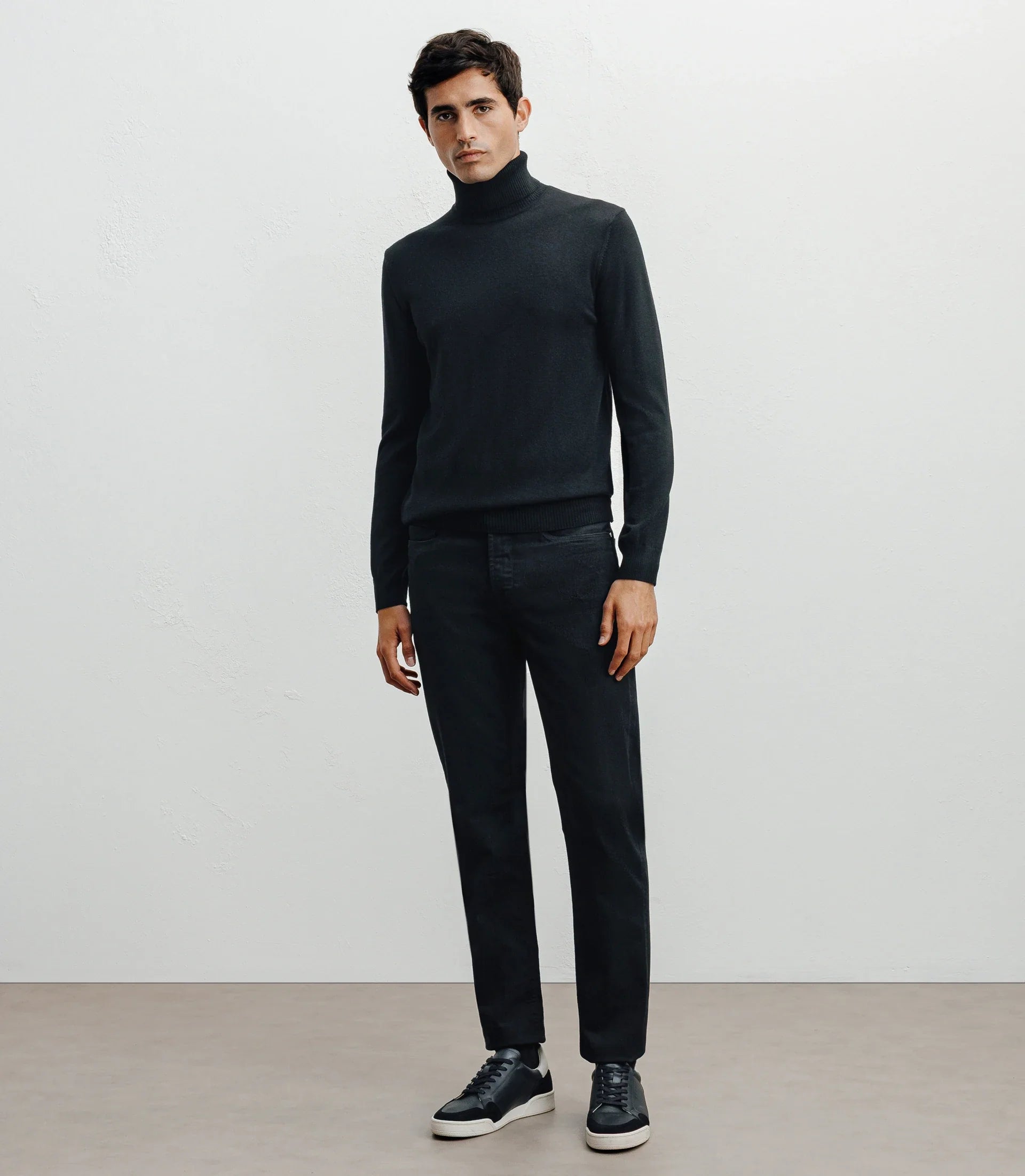 Pull col roulé en laine mérinos noir - IZAC