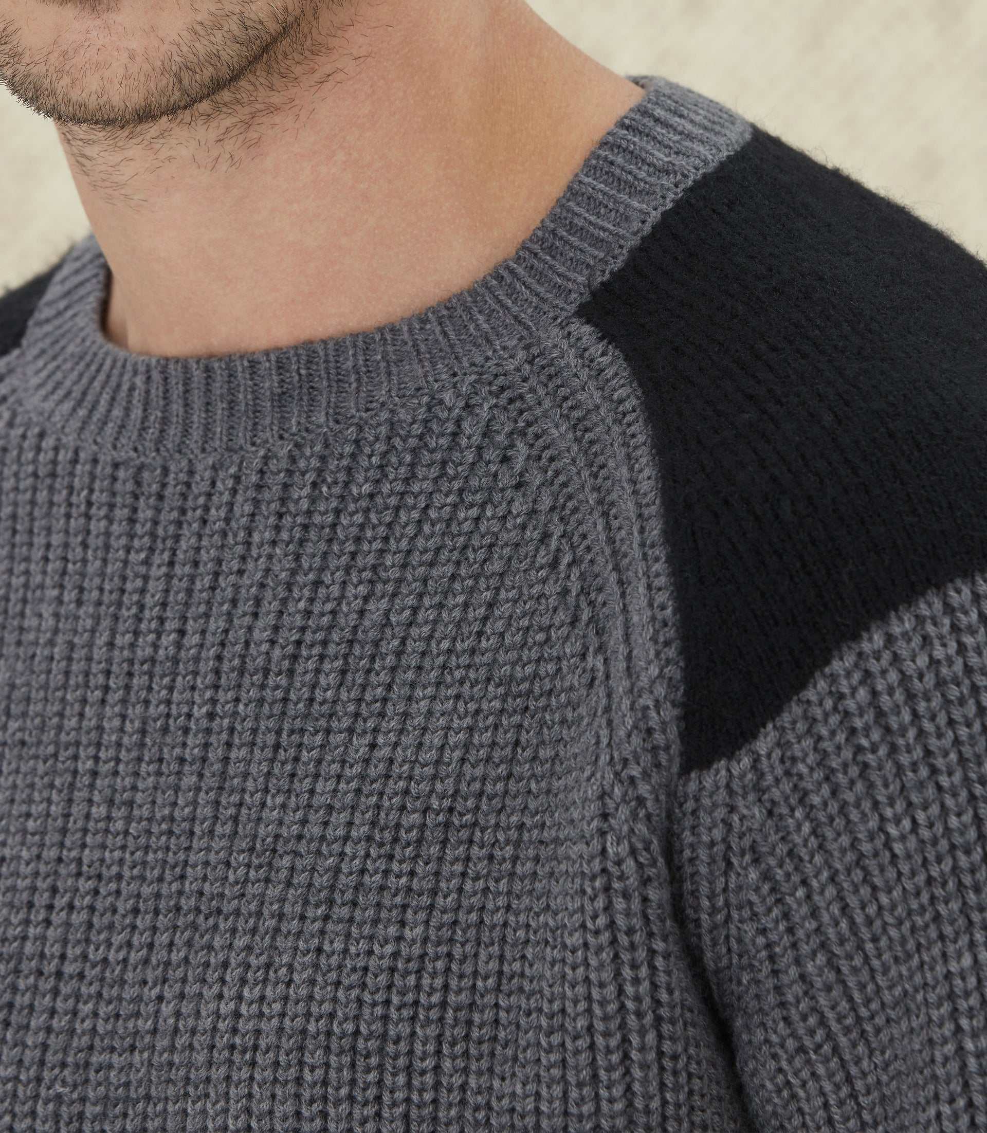 Pull à empiècements gris "Lucas" - IZAC