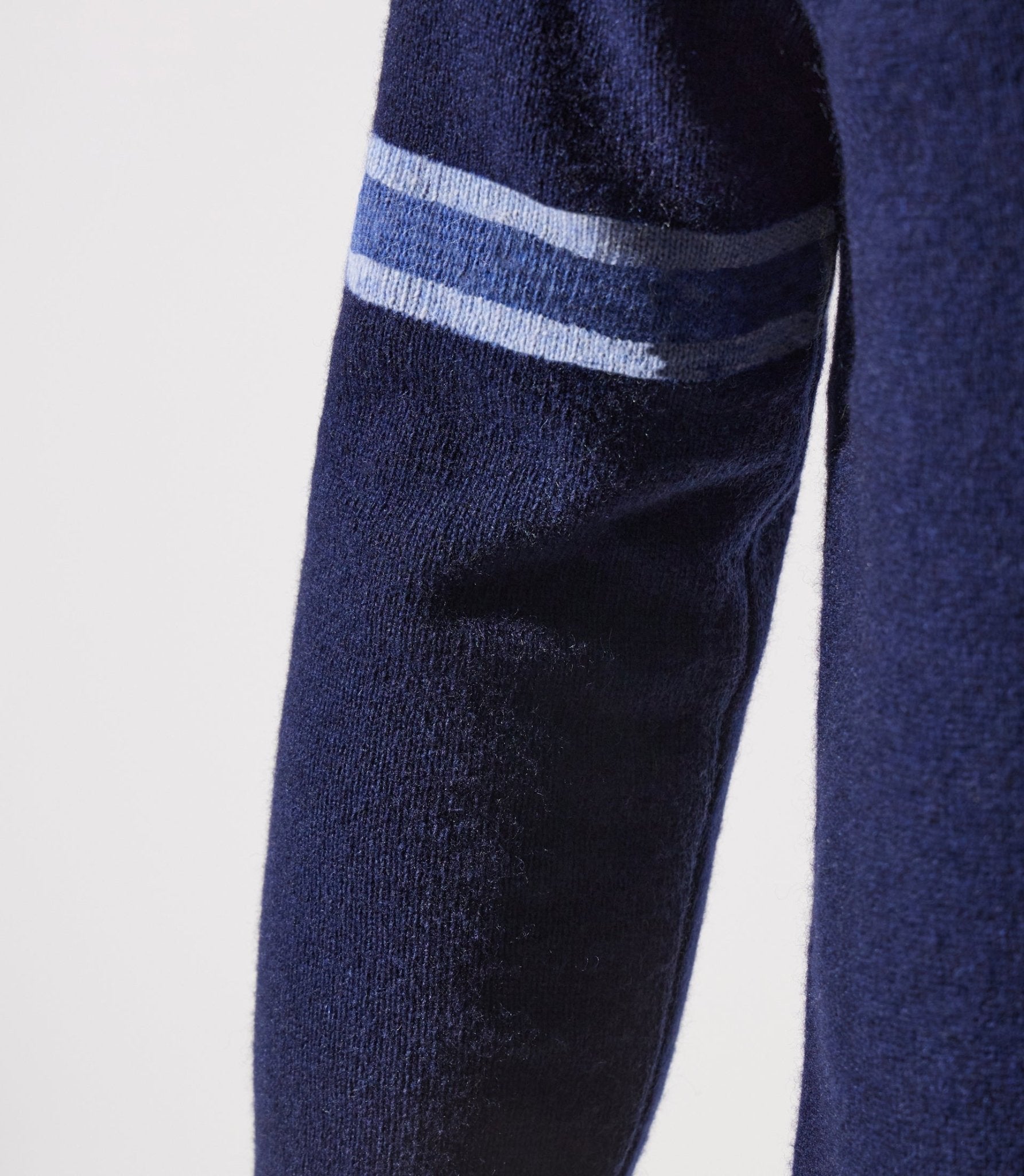 Gilet boutonné brodé bleu - IZAC