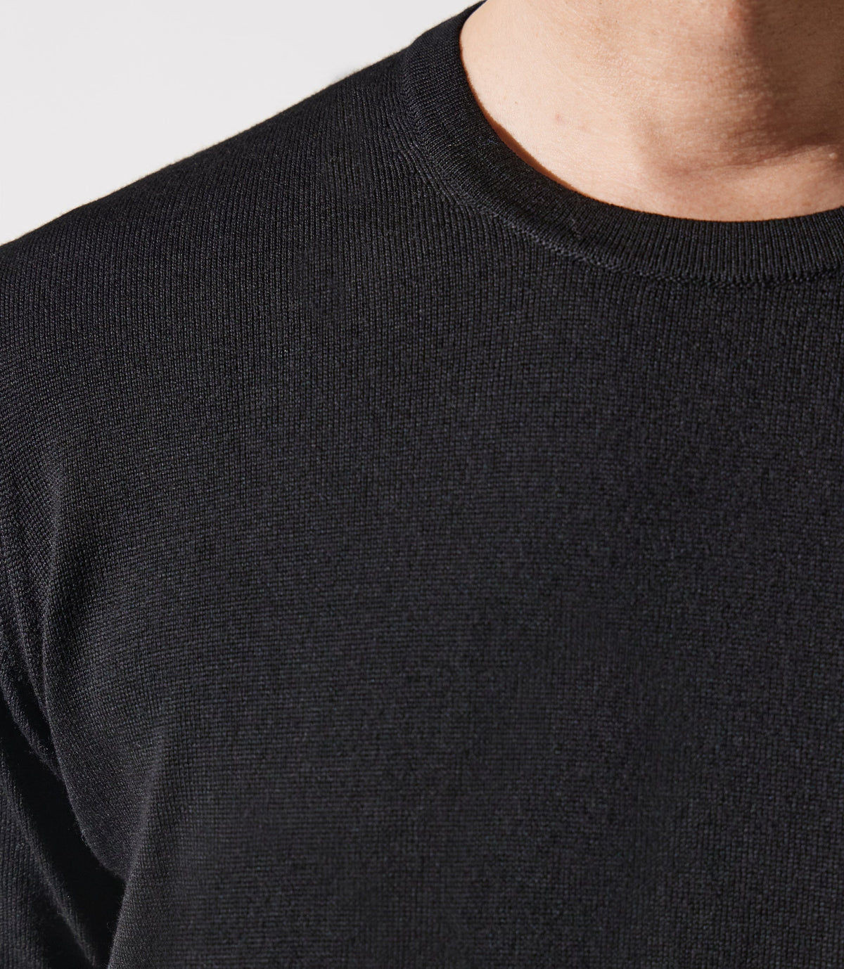 Pull col rond noir 100% mérinos - IZAC