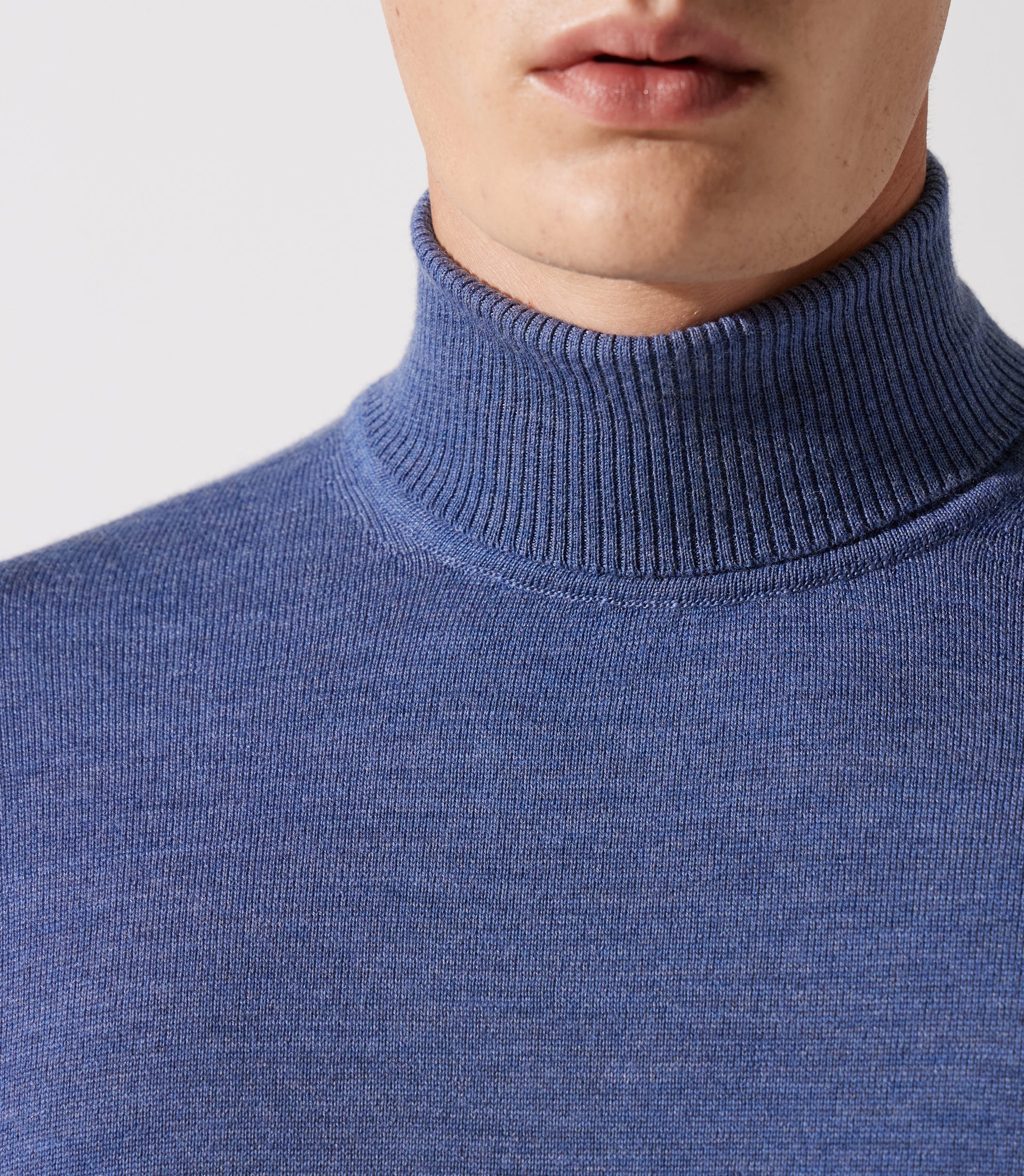 Pull col roulé indigo 100% mérinos - IZAC