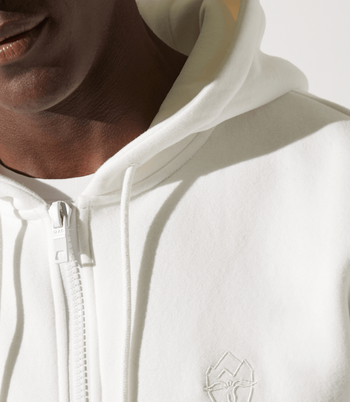Sweat zippé brodé à capuche beige - IZAC
