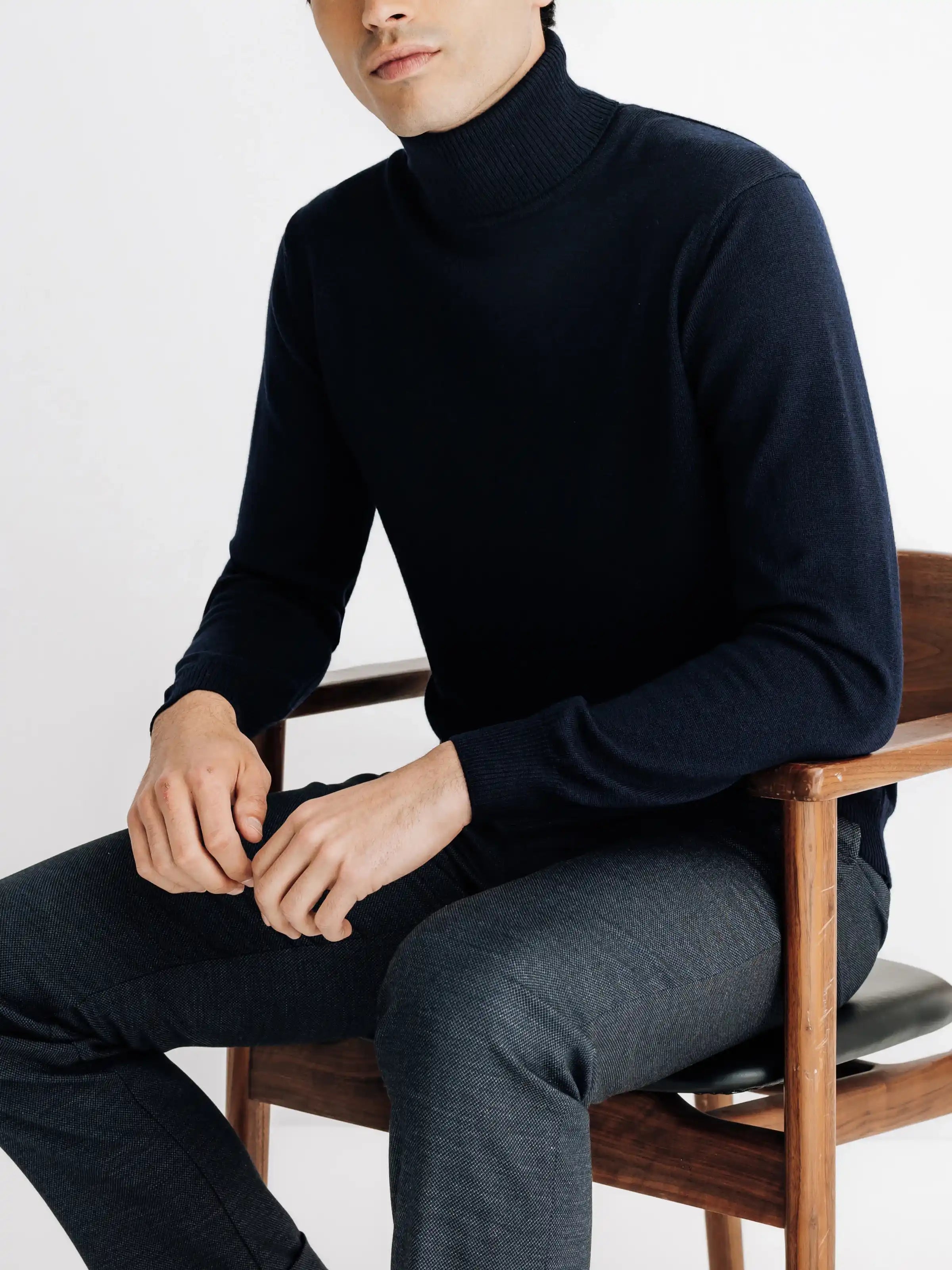 Pull col roulé marine - IZAC