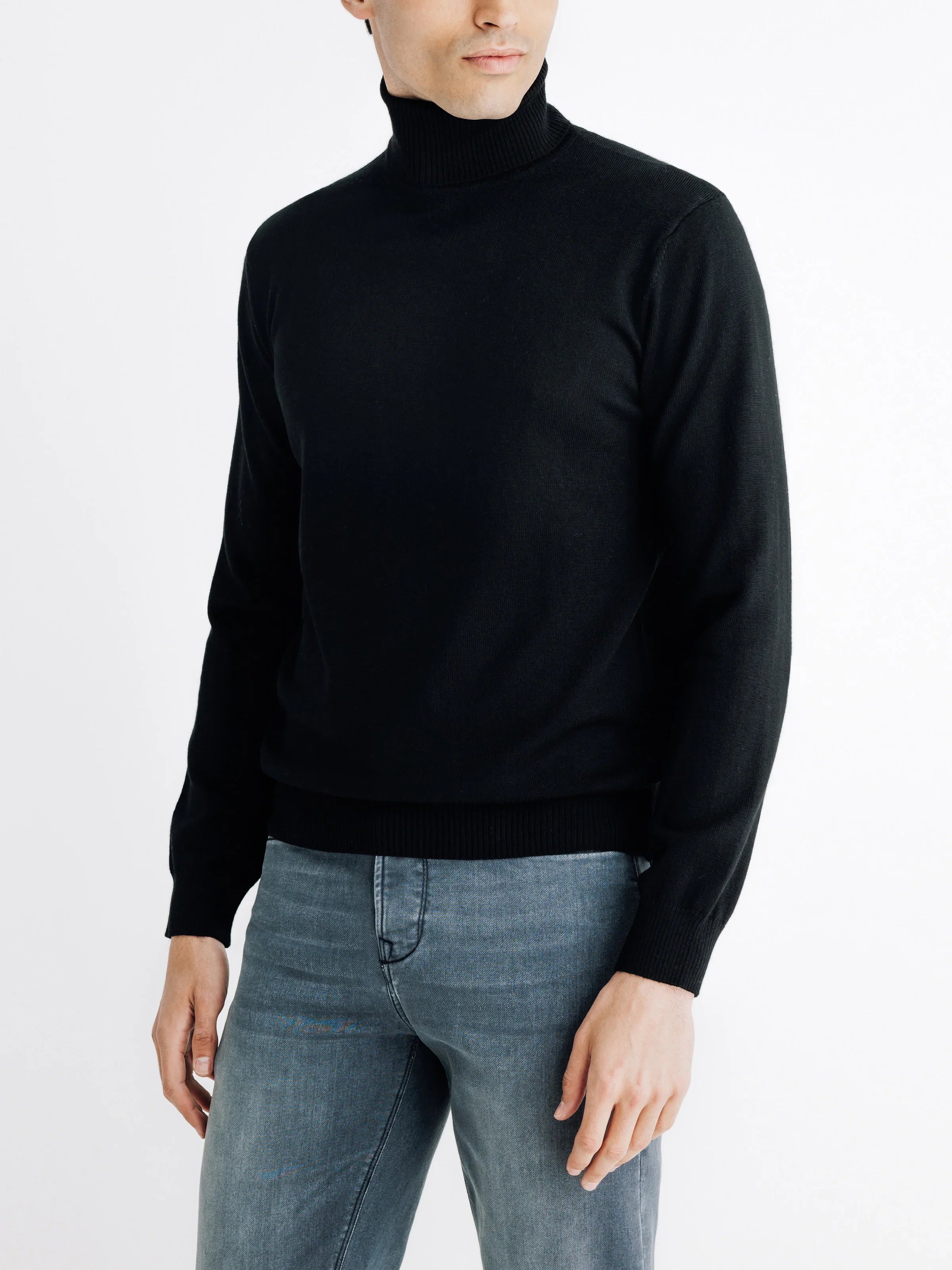 Pull col roulé noir - IZAC