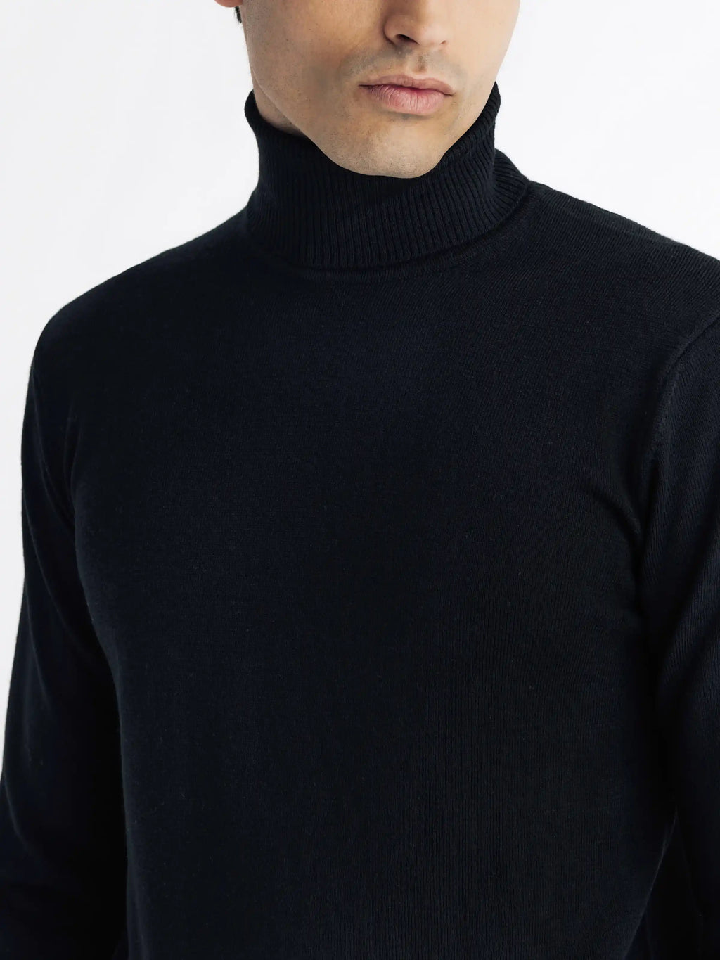 Pull col roulé noir - IZAC