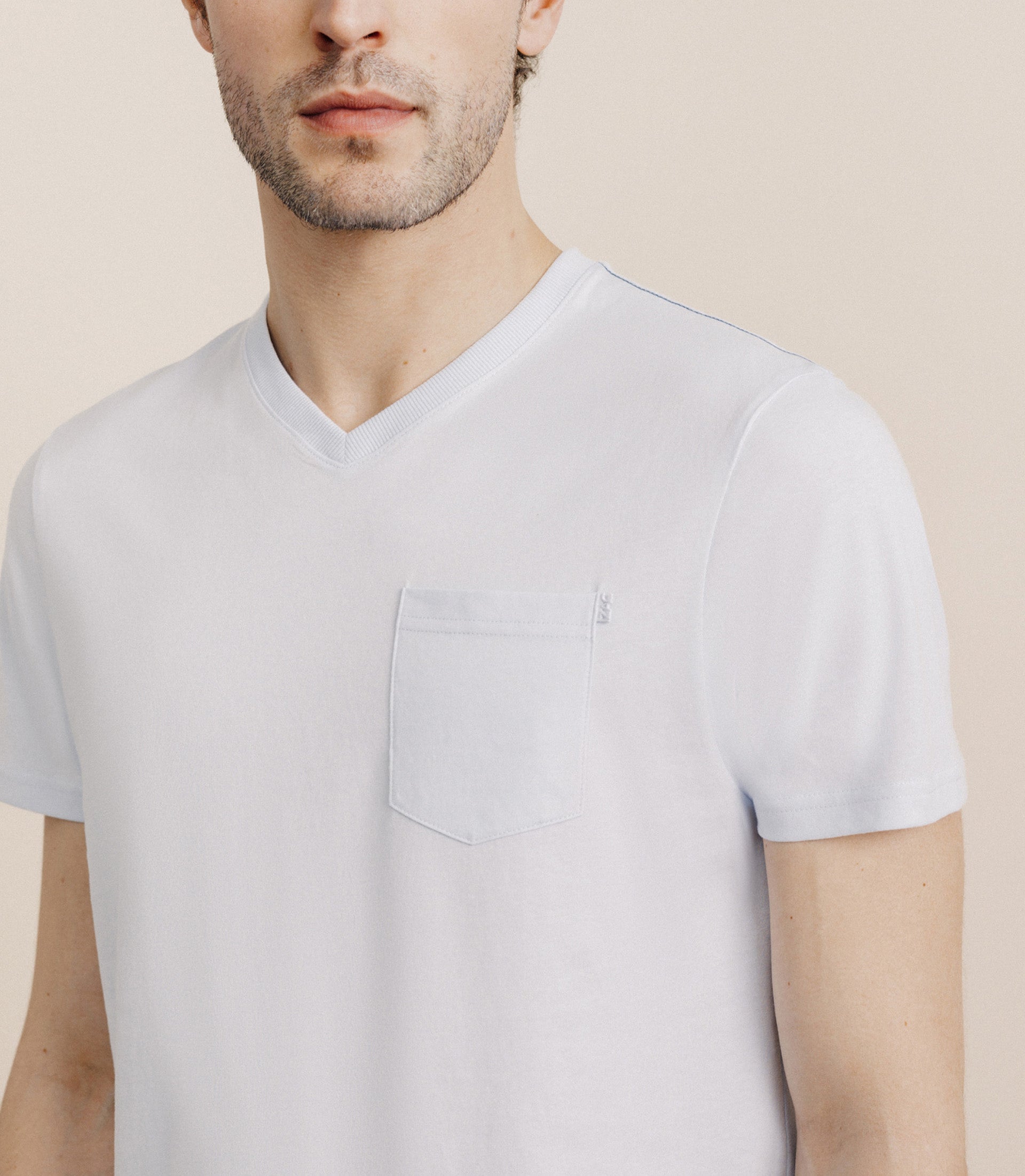 T-shirt col V avec poche bleu ciel - IZAC