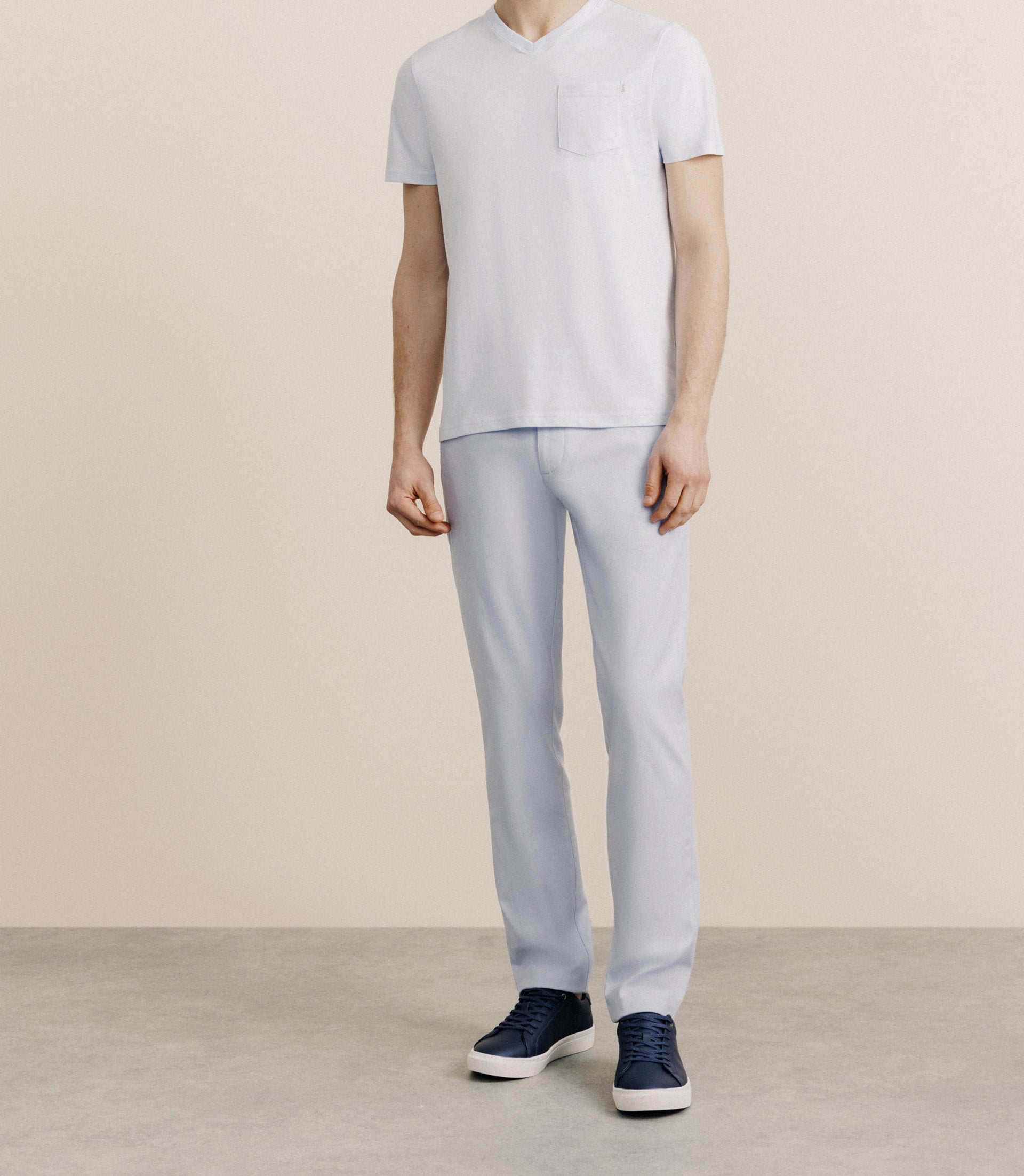 T-shirt col V avec poche bleu ciel - IZAC