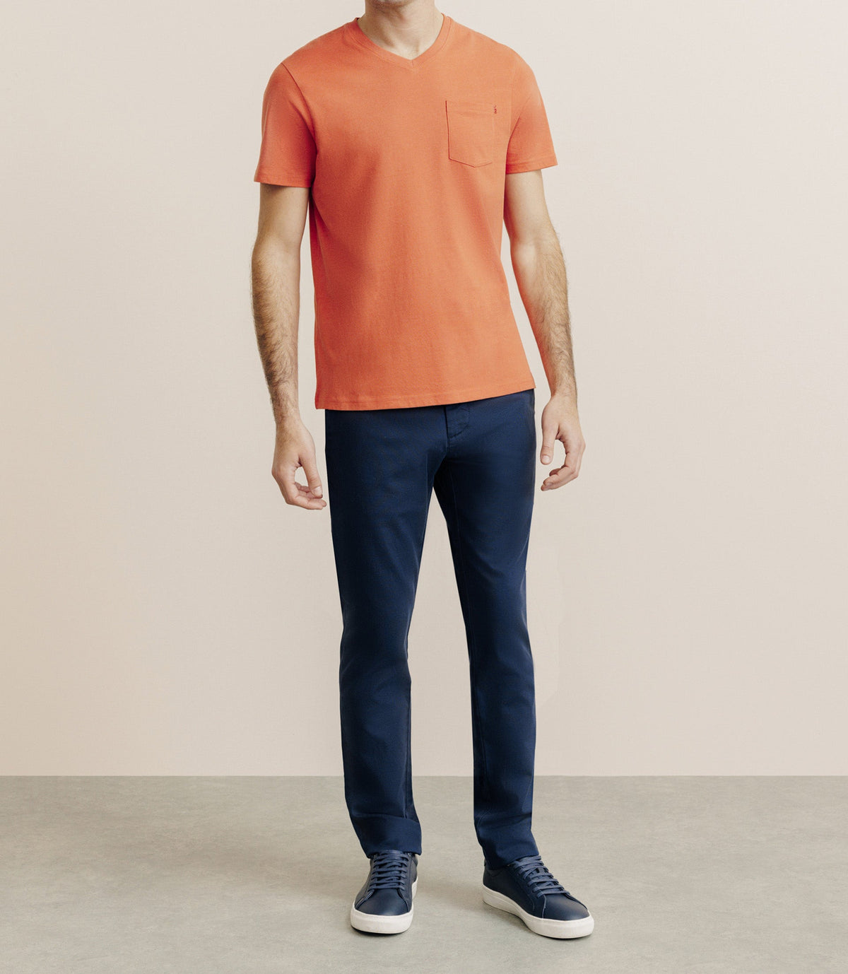 T-shirt col V avec poche orange - IZAC