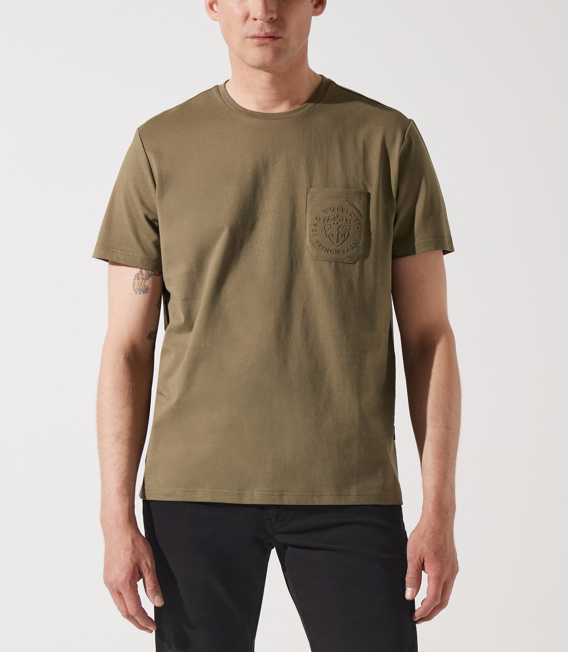 T-shirt col rond poche logo kaki GABRIEL - IZAC