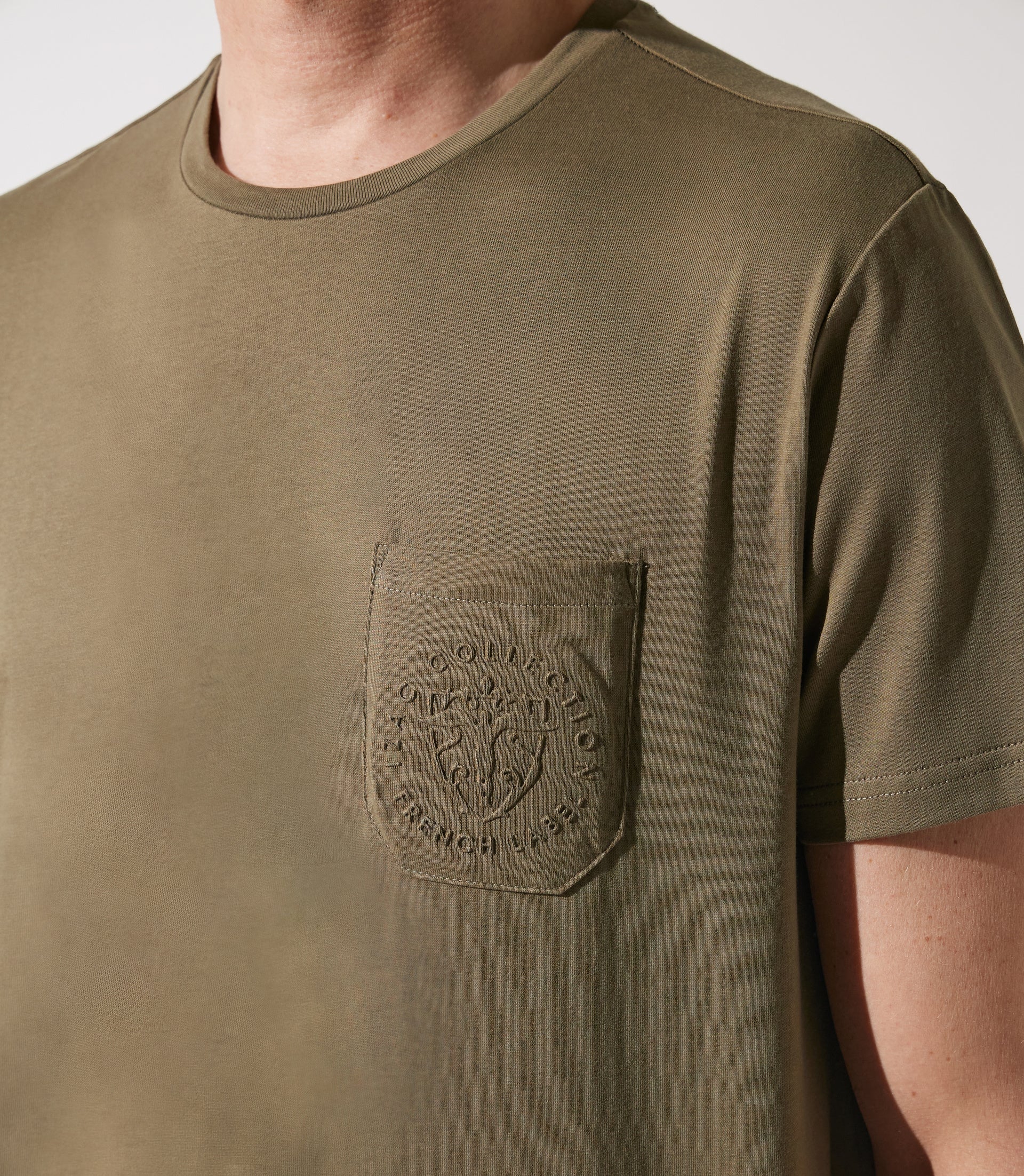 T-shirt col rond poche logo kaki GABRIEL - IZAC